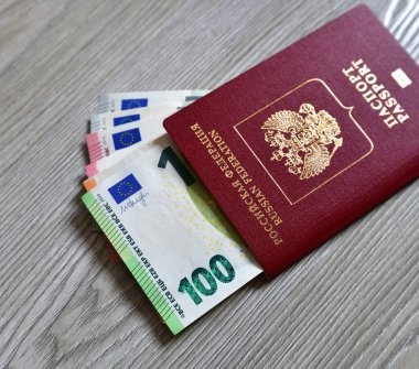 Rus pasaportu ve avro faturaları.
