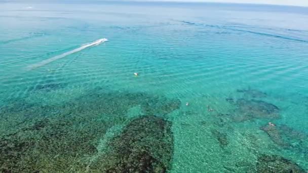 Lidé plavou na slavné pláži Sunrise v Protarasu na Kypru — Stock video