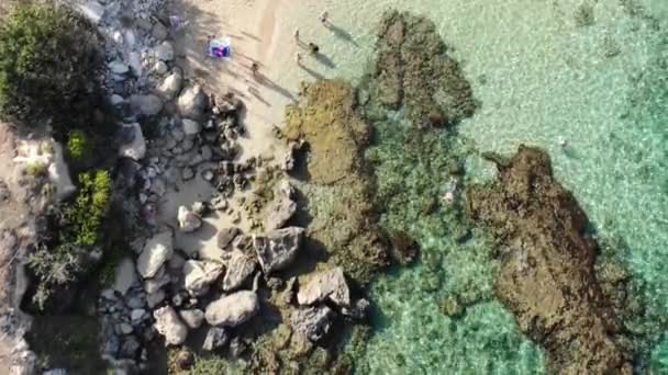Protaras, Siprus - Oktober 11. Tahun 2019. Top view of Mediterranean Sea about Famous Sunrise Beach — Stok Video