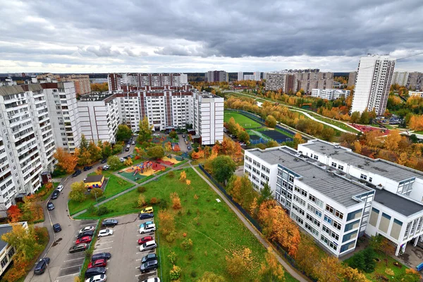 Das schöne herbstliche Stadtbild in Moskau, Russland — Stockfoto