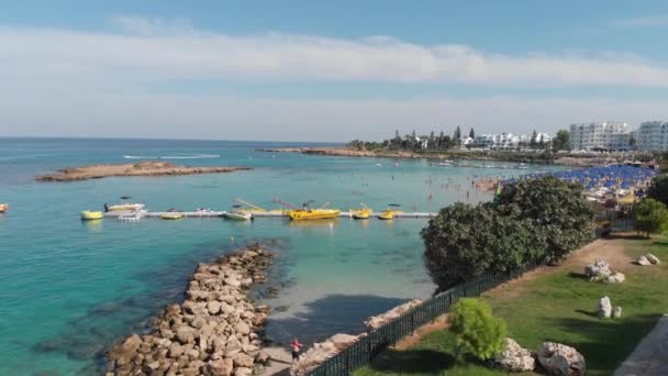 Protaras, Chipre - 11 de octubre. 2019 La famosa playa de higueras de la ciudad — Vídeo de stock