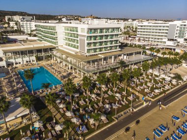 Protaras, Kıbrıs - 11 Ekim. 2019. Meşhur Gündoğumu Sahili 'ndeki oteller