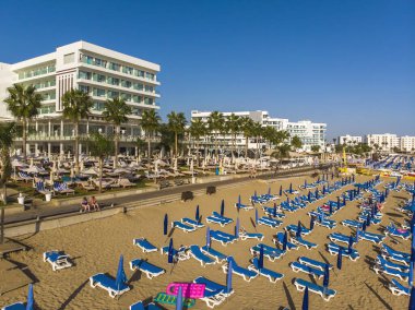 Protaras, Kıbrıs - 11 Ekim. 2019. Meşhur Gündoğumu Sahili 'ndeki oteller