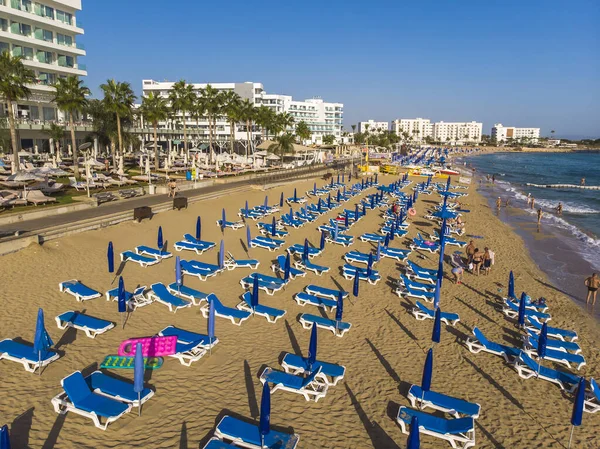 Protaras, Cypr - 11 października. 2019 rok. Widok z lotu ptaka słynnej plaży Sunrise Beach - piękna publiczna plaża — Zdjęcie stockowe