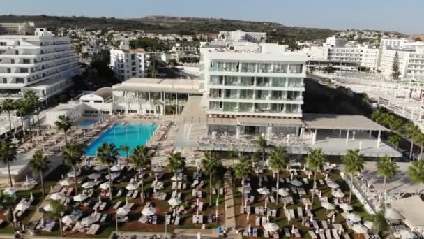Protaras, Cypern - 11 oktober. 2019. Hotell vid den berömda stranden Sunrise Beach — Stockvideo