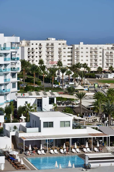 Protaras, Zypern - 12. Okt. 2019. viele hotels am meer - ein berühmtes resort am sonnenaufgang strand — Stockfoto