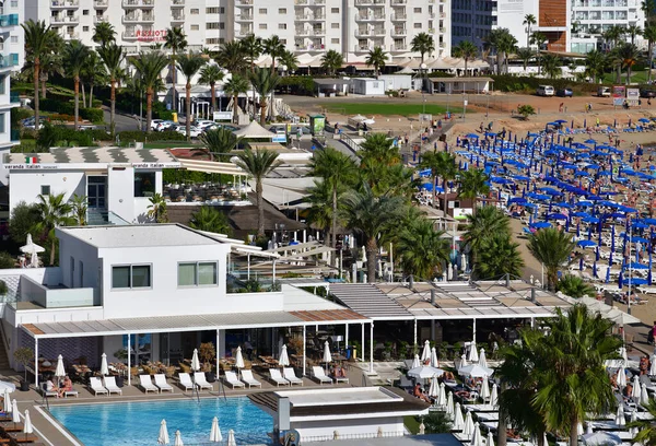 Protaras, Cypr - 12 października. 2019 rok. Wiele hoteli nad morzem - słynny kurort na Sunrise Beach — Zdjęcie stockowe