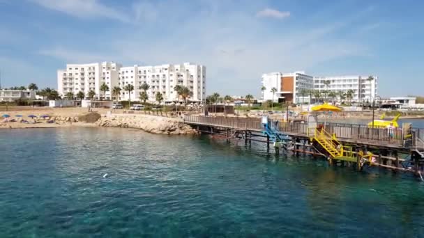 Protaras, Kypr - 10. října. 2019. Městský přístav pro rekreační lodě — Stock video