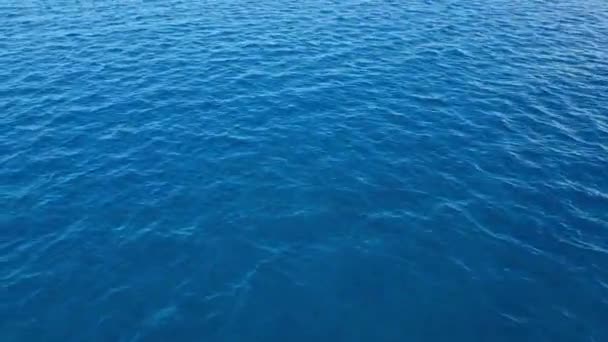 Mouvement au-dessus de la surface de la mer Méditerranée 