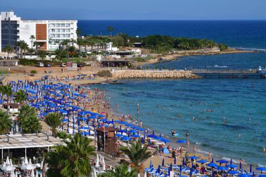 Protaras, Kıbrıs - 12 Ekim. 2019. Meşhur Gündoğumu Sahili 'ndeki tatil köyü.