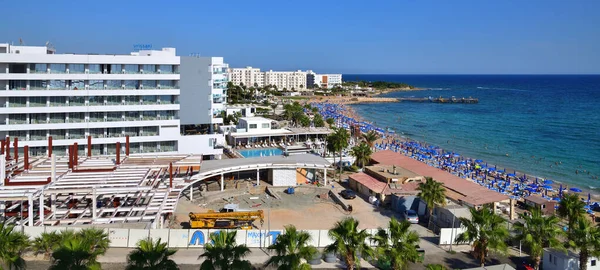 Protaras, Cypr - 12 października. 2019 rok. Ośrodek miasta na słynnej plaży Sunrise Beach — Zdjęcie stockowe