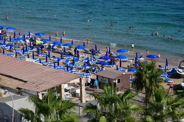 Protaras, Cyprus - 12 okt. 2019. Resortstad aan het beroemde Sunrise Beach — Stockfoto