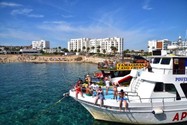 Protaras, Kıbrıs - 10 Ekim. 2019. Afrodit gemi turistlerle gezintiye çıktı.