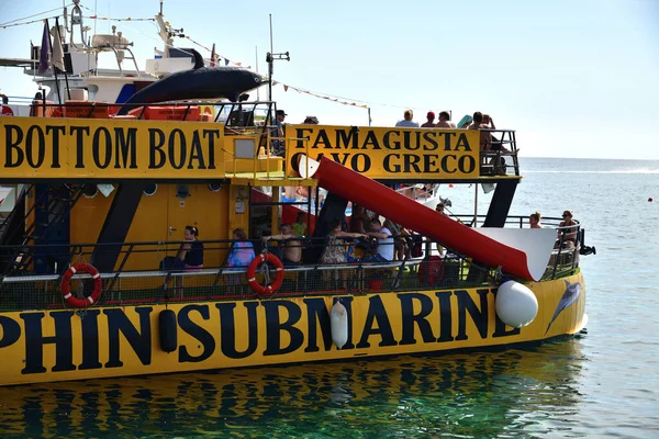 Protaras, Zypern - 10.10. 2019. U-Boot-Delfin -Ausflugsschiff mit Touristen sticht in See — Stockfoto