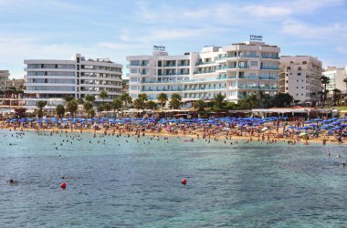 Protaras, Kıbrıs - 10 Ekim. 2019. Deniz manzaralı Meşhur Gündoğumu Sahili