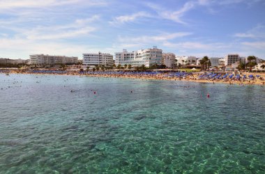 Protaras, Kıbrıs - 10 Ekim. 2019. Deniz manzaralı Meşhur Gündoğumu Sahili