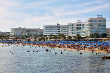 Protaras, Kıbrıs - 10 Ekim. 2019. Deniz manzaralı Meşhur Gündoğumu Sahili