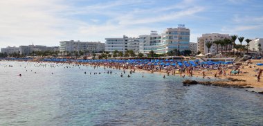 Protaras, Kıbrıs - 10 Ekim. 2019. Deniz manzaralı Meşhur Gündoğumu Sahili