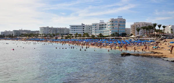 Protaras, Cyprus - Oct 10. 2019 год. Вид с моря на пляж "Санрайз" — стоковое фото