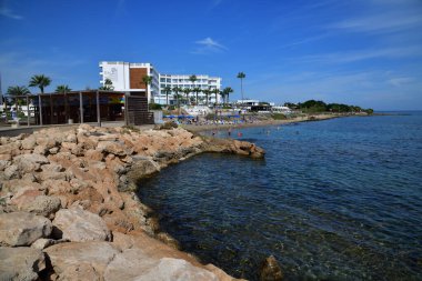 Protaras, Kıbrıs - 10 Ekim. 2019. Sunrise Beach yakınlarındaki bir tatil köyünde.