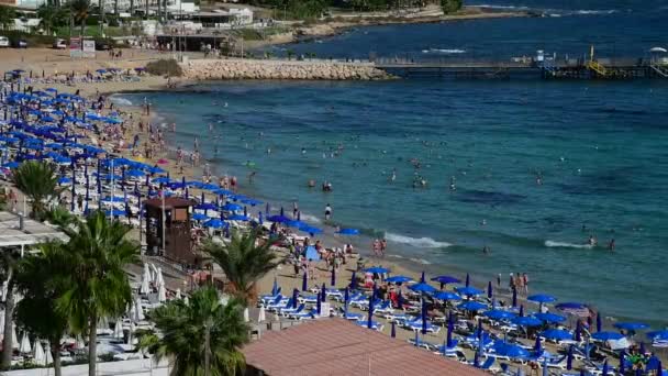 Protaras, Chipre - 12 de outubro. 2019. Resort cidade na famosa Sunrise Beach — Vídeo de Stock