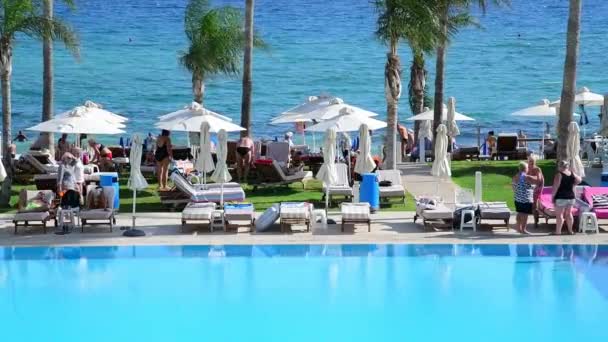 Protaras, Kypr - 12. října. 2019. Resort město na slavné Sunrise Beach — Stock video