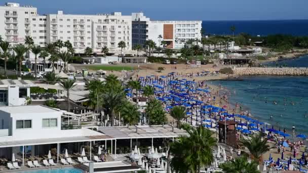 Protaras, Chipre - 12 de octubre. 2019. Ciudad del resort en la famosa playa Sunrise — Vídeo de stock