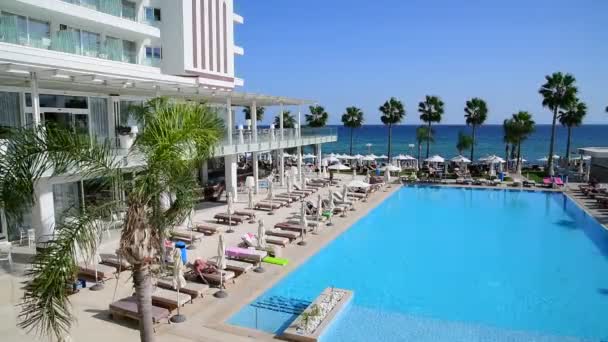 프로타 라스, 키프로스 - 10 월 12 일. 2019 년. 멋진 해변 호텔에 있는 에노스 — 비디오