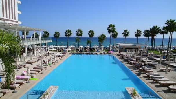 프로타 라스, 키프로스 - 10 월 12 일. 2019 년. 멋진 해변 호텔에 있는 에노스 — 비디오