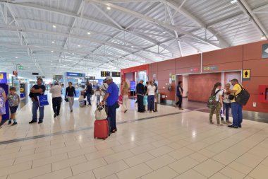 Tivat, Karadağ - 10 Ekim. 2019. Uluslararası havaalanı Tivat 'ın kalkış salonundaki insanlar