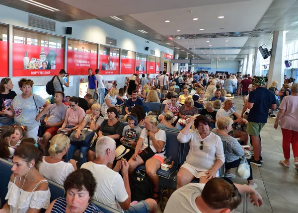 Tivat, Montenegro - Oct 10. 2019. Crowded Departure hall of international airport Tivat — Stock Photo, Image