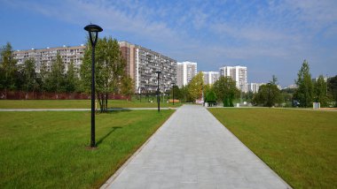 Moskova, Rusya 'da Zelenograd' da bir bulvarı olan şehir manzarası