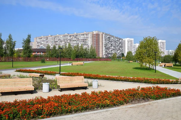 Městská krajina s bulvárem v Zelenogradu v Moskvě, Rusko — Stock fotografie