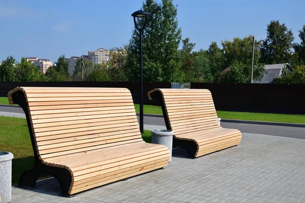 Vackra träbänkar i en stadspark i Moskva, Ryssland — Stockfoto