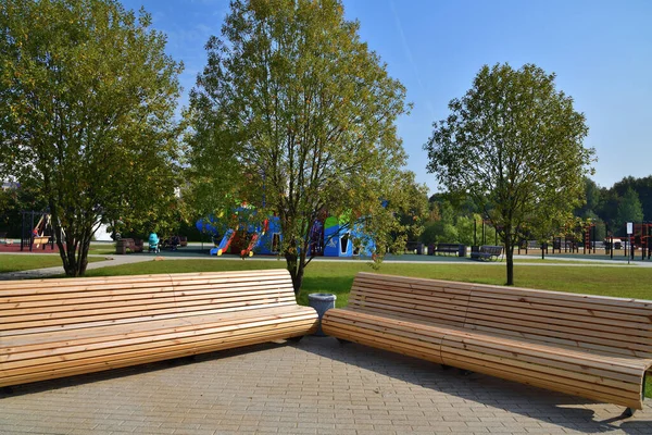 Beaux bancs en bois dans un parc de la ville de Moscou, Russie — Photo