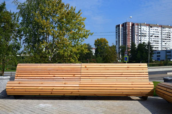 Деревянные скамейки в городском парке в Москве — стоковое фото