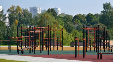 Moskova, Rusya 'da sokakta spor makineleri bulunan spor kompleksi