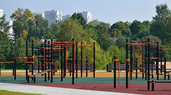 Complexo desportivo com máquinas de exercício na rua em Moscou, Rússia — Fotografia de Stock