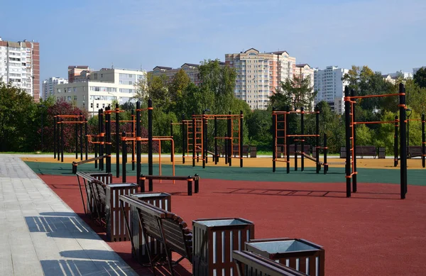 Sportkomplex mit Trainingsgeräten auf der Straße in Moskau, Russland — Stockfoto