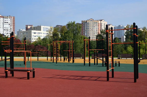 Complexo desportivo com máquinas de exercício na rua em Moscou, Rússia — Fotografia de Stock