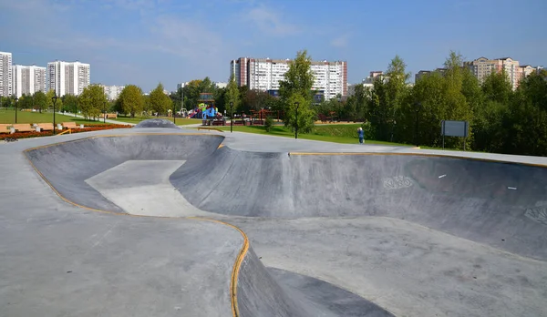 Parque de skate na rua em Moscou, Rússia — Fotografia de Stock