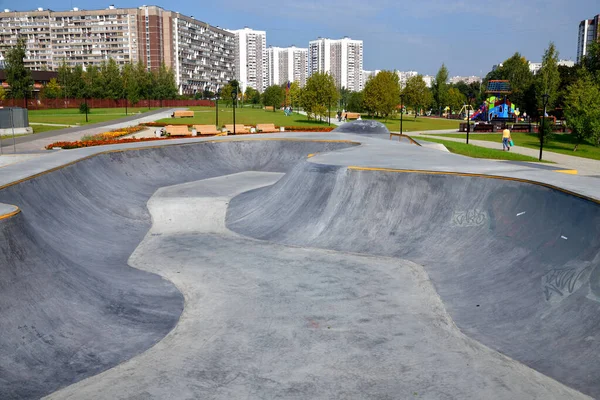 モスクワ、ロシア- 9月6日。2019年。路上の公共スケートパーク — ストック写真