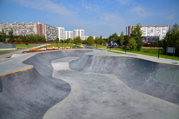 Moskau, Russland - 6. September. 2019. öffentlicher Skatepark auf der Straße — Stockfoto