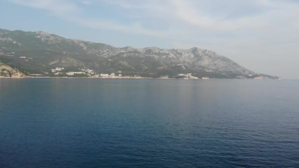 Vista de los pueblos de Rafailovici desde el mar, Montenegro — Vídeo de stock