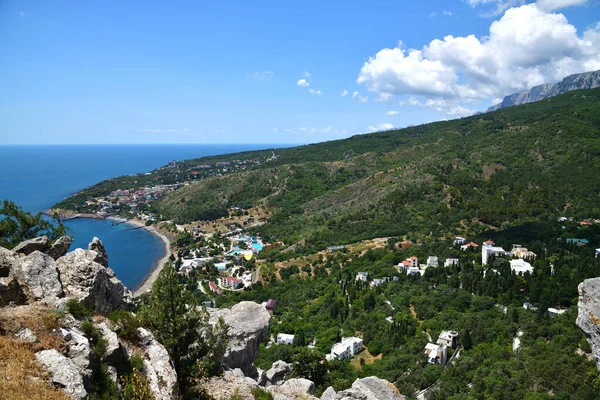 Blick auf das Dorf Simeis vom Koschka-Berg auf der Krim — Stockfoto