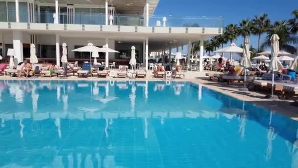 Protaras, Chipre - 12 de outubro. 2019. Piscina em Constantinos the Great Beach Hotel — Vídeo de Stock