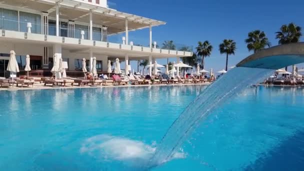 Protaras, Chipre - 12 de outubro. 2019. Piscina em Constantinos the Great Beach Hotel — Vídeo de Stock