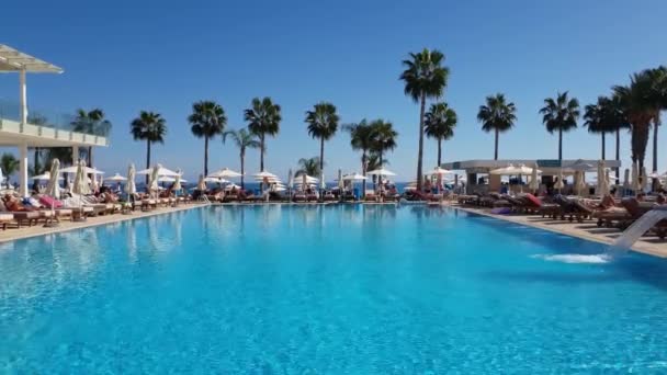 Protaras, Cypern - 12 oktober. 2019. Pool i Constantinos Great Beach Hotel — Stockvideo