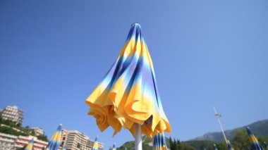 Kapalı kumsal şemsiyesi gökyüzüne karşı