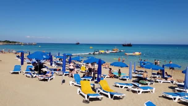 Protaras, Cypern - 12 oktober. 2019. utsikt över den berömda Sunrise Beach — Stockvideo